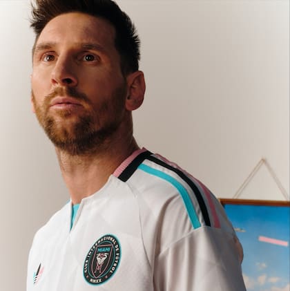 Messi posa con la nueva tercera equipación de Inter Miami