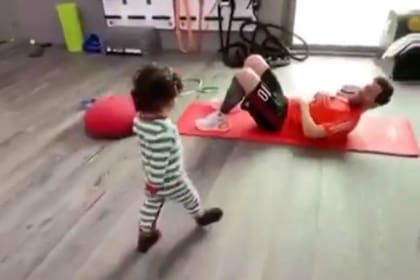 Messi publicó un video en el que se lo ve haciendo abdominales y enseñándole a su hijo Ciro