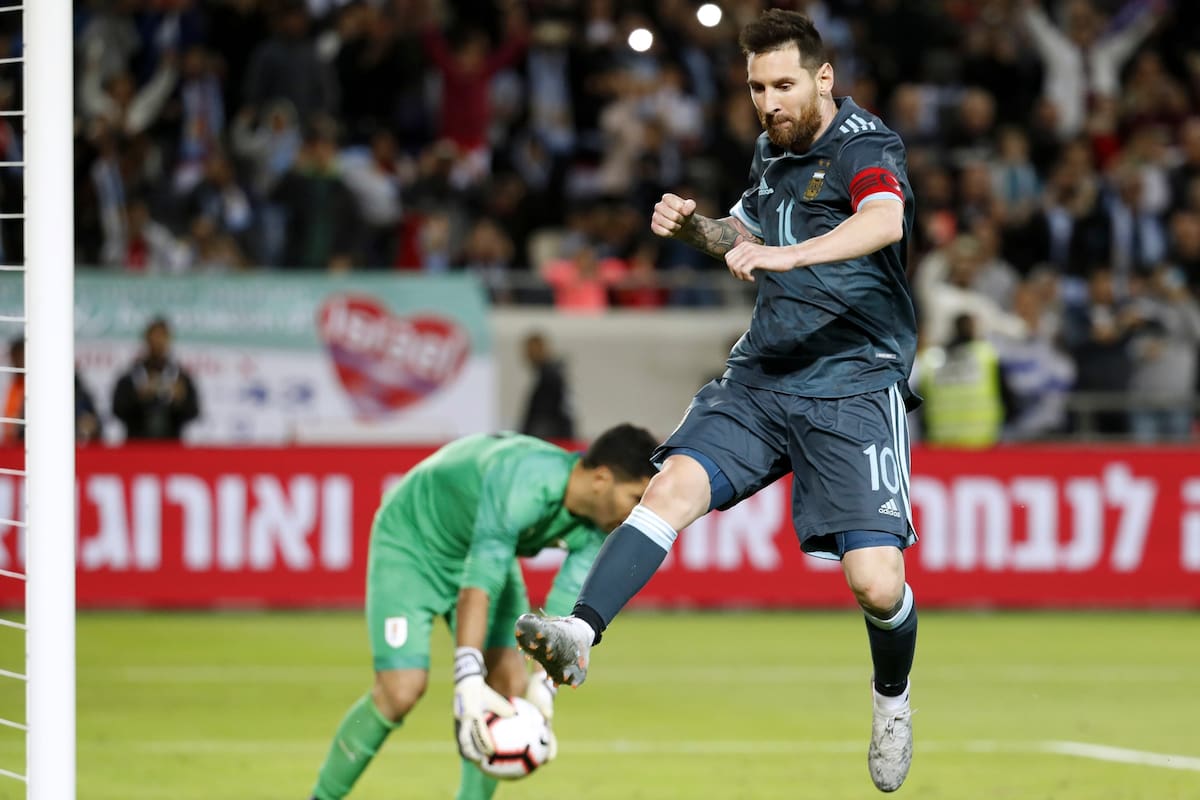 Messi puso el 2 a 2 de penal