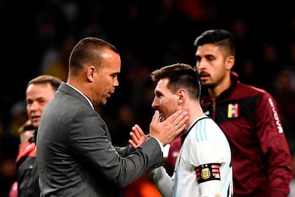 Messi recibe el saludo de Dudamel, tras caer en Madrid en el último encuentro ante Venezuela