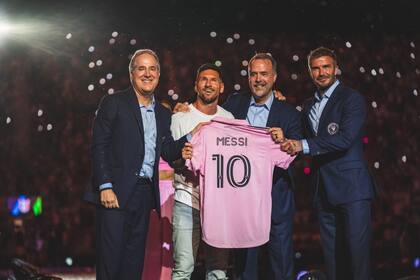 Messi recibe la camiseta N° 10 que usará en Inter Miami
