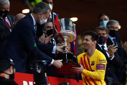 Messi recibe la copa de manos del Rey Felipe; fue la séptima vez que la obtuvo, la primera como capitán