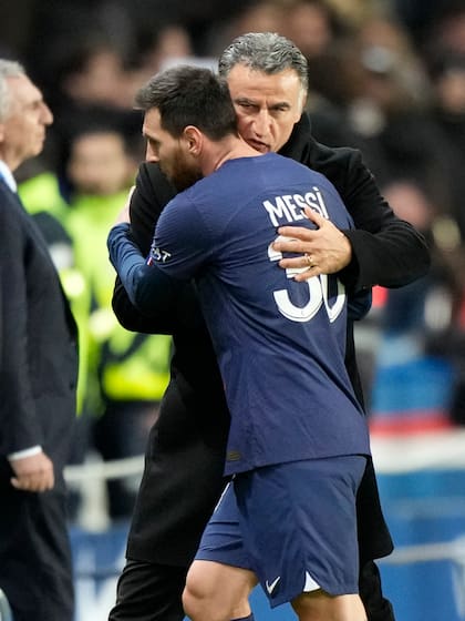 Messi recibe la felicitación del entrenador Galtier al final del partido