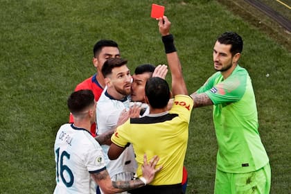 Messi recibe un tarjeta roja en el el partido frente a Chile, por la Copa América de 2019, en lo que fue la última derrota de la selección argentina