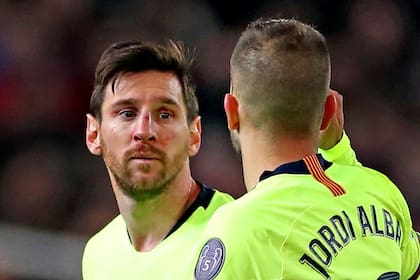 Messi recibió un golpe en el rostro antes de la media hora de juego