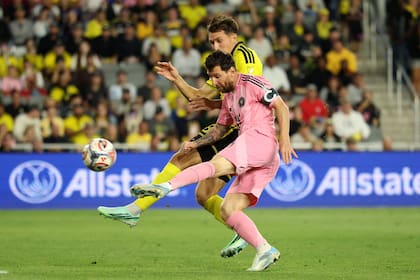Messi remata antes del cruce de un jugador de Columbus Crew