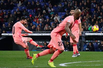 Messi remata un tiro libre que terminará en gol: sucedió dos veces este sábado, ante Espanyol, en el clásico catalán.
