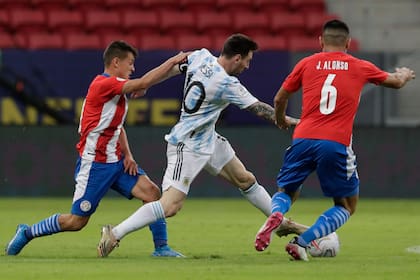 Messi, rodeado por Cubas y Junior Alonso