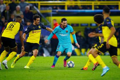 Messi, rodeado por jugadores de Borussia Dortmund. El argentino volvió a jugar tras 73 días.