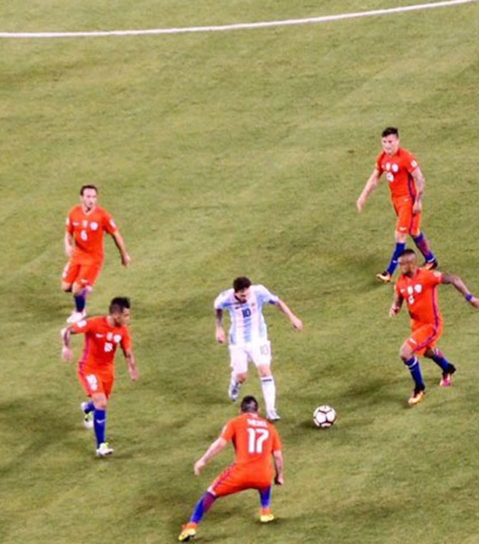 Messi, rodeado por una marea roja