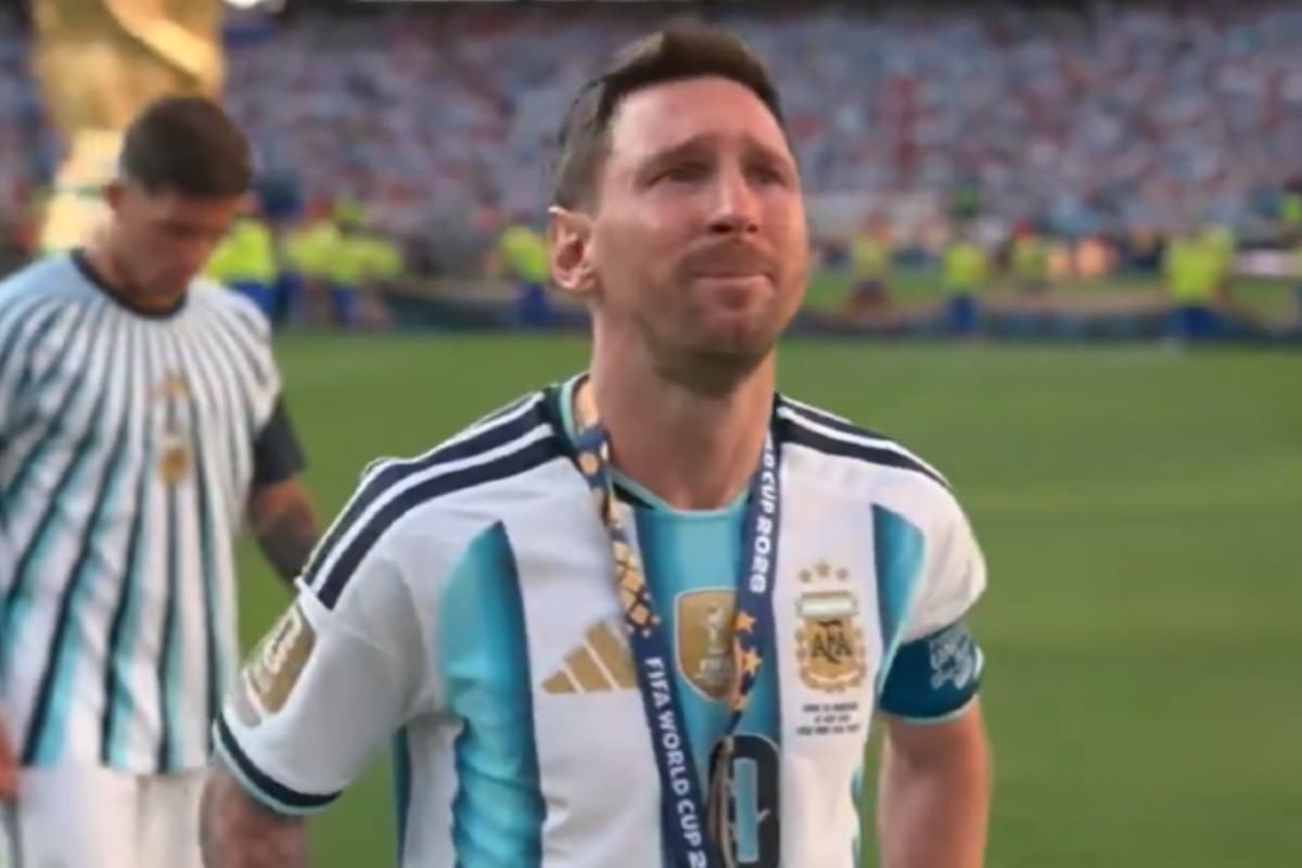 Messi rompió en llanto tras la entrega de medallas y mientras la tribuna le dedicaba canciones de aliento (Ảnh: LA NACION)