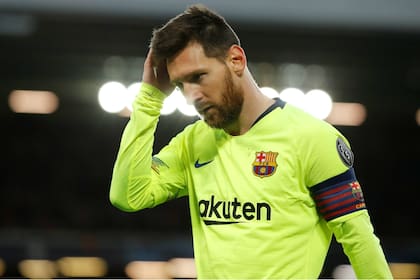 Messi sale incrédulo del campo de Liverpool; el argentino pasó uno de las peores jornadas con Barcelona