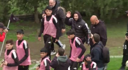 Messi saluda a la salida del estadio de Unión de Arroyo Seco, donde vio la derrota de Leones FC ante Central Córdoba de Rosario, por la Primera C