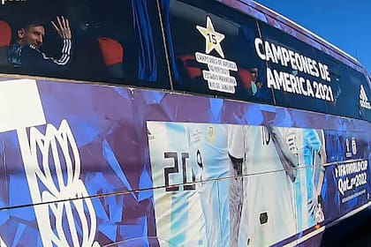 Messi saluda a los fanáticos que recibieron a la selección argentina luego de obtener la Copa América 2021.