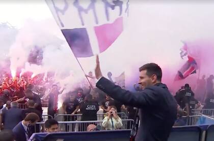Messi saluda a los hinchas del PSG