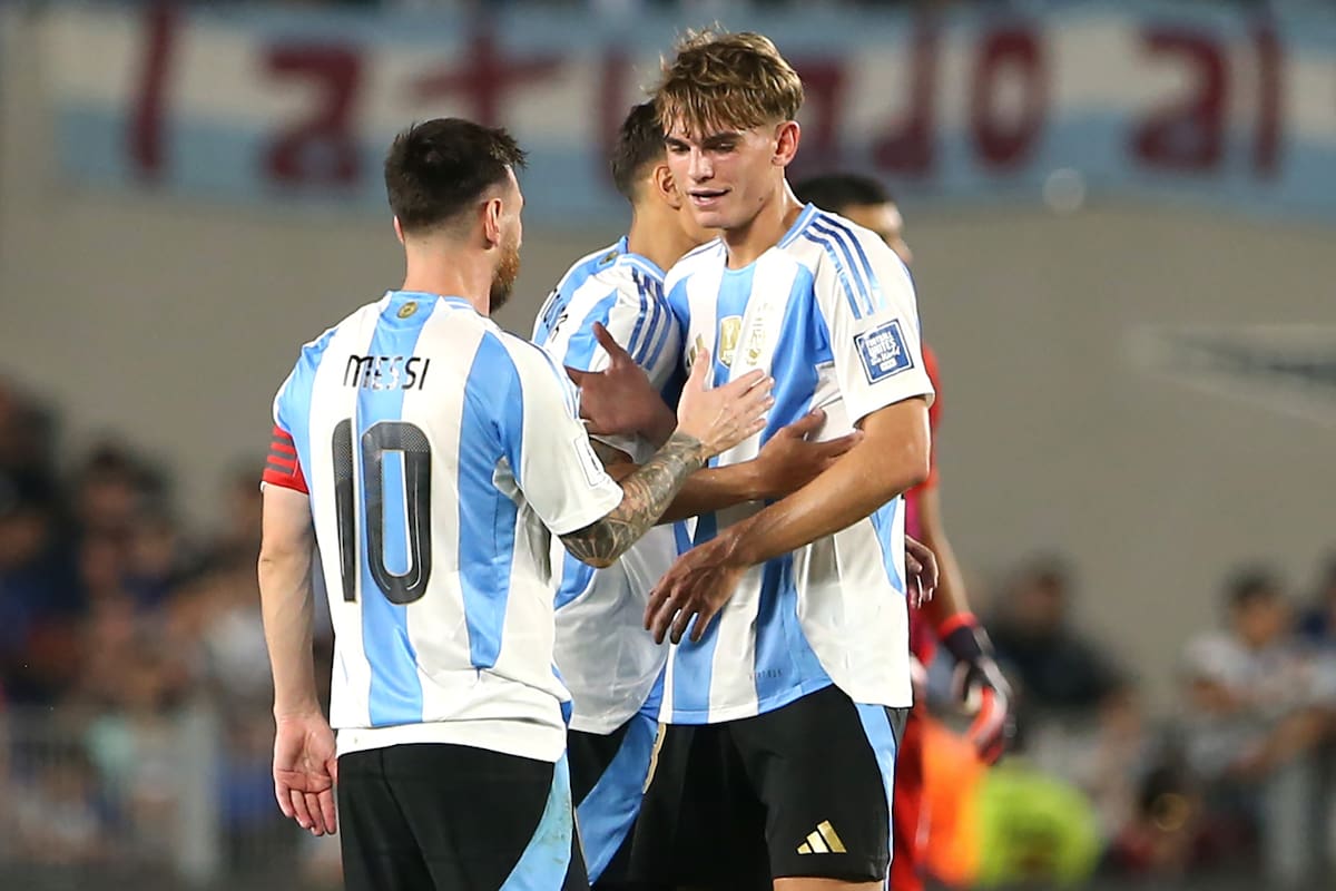 Messi saluda a Nicolás Paz, en una especie de pase de testimobio generacional: el atacante de Como está entre los mejor perfilados para disputar la Copa del Mundo.
