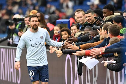 Messi saluda a quienes están a un lado del campo de juego previamente a un partido de PSG; el futuro del 30 en el equipo es incierto.