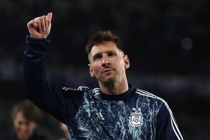 Messi saluda al público, con el buzo de la selección y el escudo de la AFA sobre el corazón