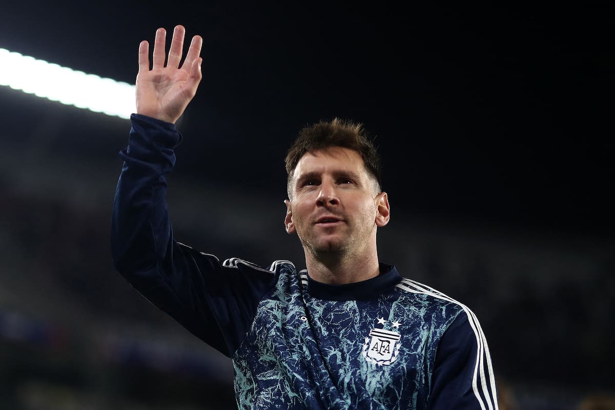 Messi saluda en en Monumental, en el prólogo de una noche inolvidable