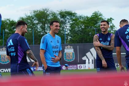 Messi, Scaloni y Paredes, durante un entrenamiento de la selección en Brasil