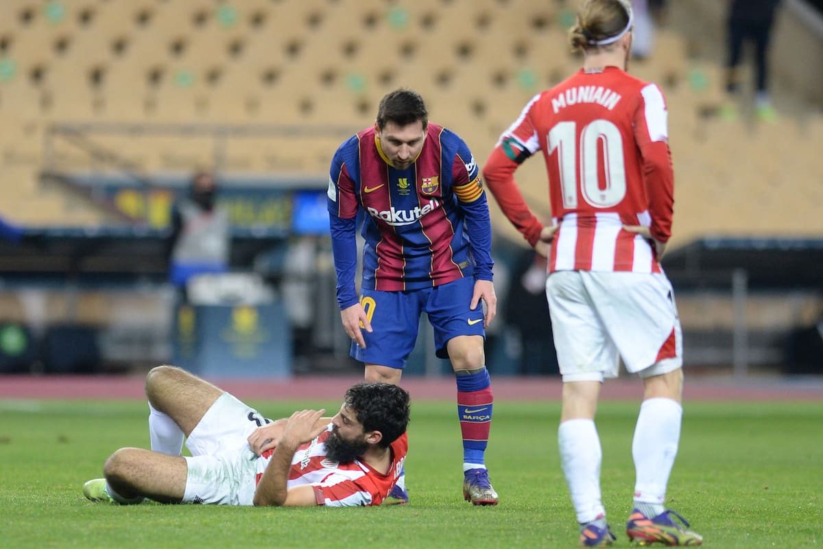 Messi se acerca a Asier Villibre luego de la jugada que terminó con su expulsión