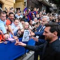 El rey que interrumpió la sagrada siesta: autógrafos sin protocolo y una ciudad conmovida por su llegada