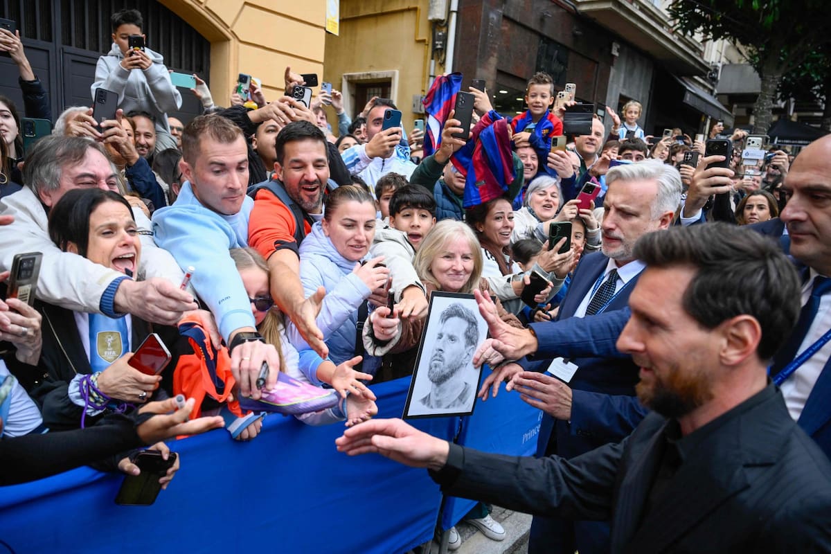 Messi se acercó a firmar autógrafos en su llegada a Oviedo, donde recibirá el premio Princesa de Asturias