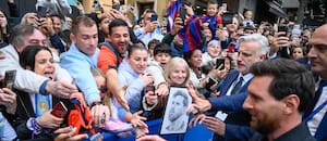 El rey que interrumpió la sagrada siesta: autógrafos sin protocolo y una ciudad conmovida por su llegada