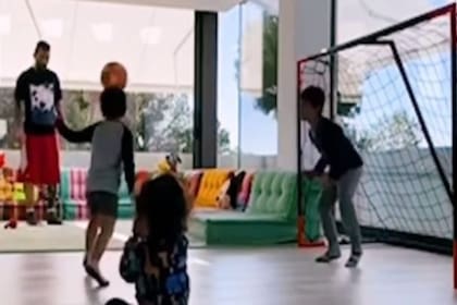 Messi se divierte con sus hijos