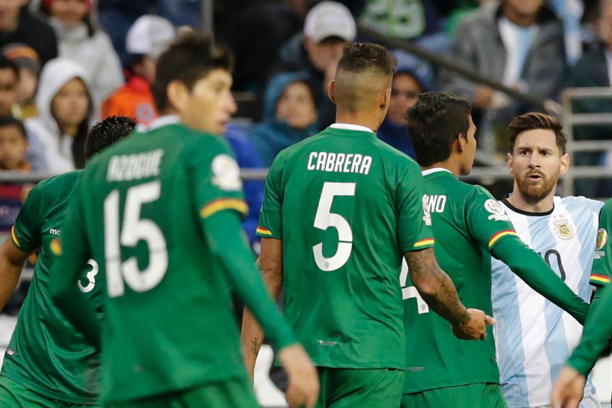 Messi se enfrenta a los jugadores boliviano