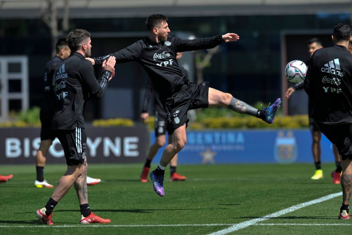 Messi se estira todo lo que puede para alcanzar la pelota, en el entrenamiento del miércoles