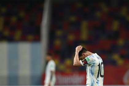 Messi se lamenta: la selección creció en el segundo tiempo, en un partido que no pudo ganarle a Chile.