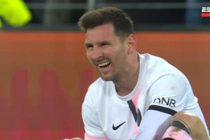 Messi se queja de un pisotón de su compatriota Medina antes del gol de Lens