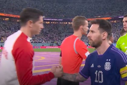 Messi se saluda con Lewadowski