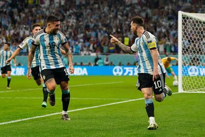 Messi señala a Otamendi y le agradece la "asistencia" al defensor para su gol, el que abrió el partido contra Australia