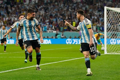 Messi señala a Otamendi y le agradece la "asistencia" al defensor para su gol, el que abrió el partido contra Australia