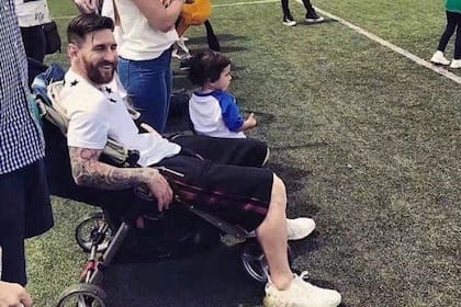 Messi, sentado en el changuito d su hijo Mateo