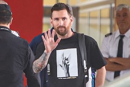 Messi siempre presente para alentar a sus hijos desde la tribuna como uno más