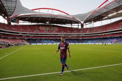 Messi, solo como durante todo el partido frente a Bayern. Barcelona quedó afuera de la Champions con una goleada histórica.