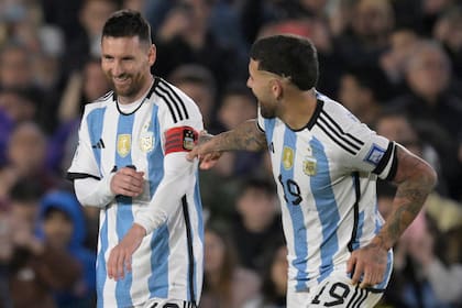 Messi sonríe con Otamendi, al momento de ingresar y recibir de su compañero la cinta de capitán