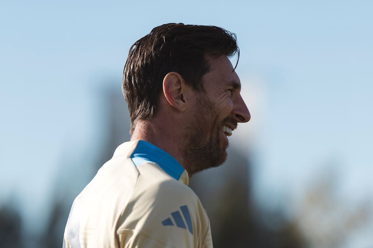Messi sonríe en la práctica de este lunes Ezeiza. (Prensa AFA)