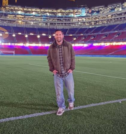 Messi sonríe en su regreso al estadio del Barcelona