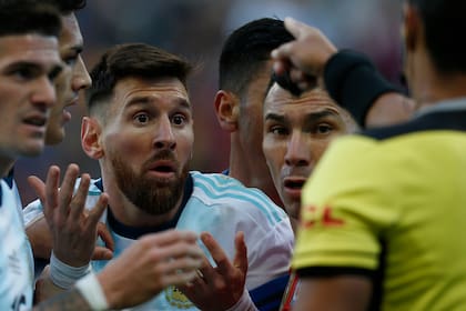 Messi, sorprendido en el momento de la expulsión