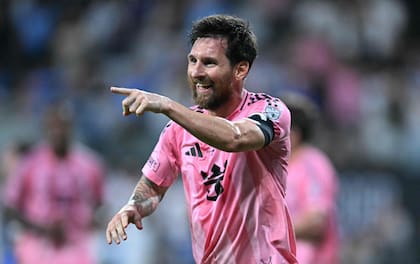 Messi, tras el cabezazo del 1-0, señala a Luis Suárez, que le dio la asistencia