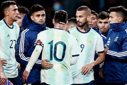 Messi, tras la derrota con Venezuela, saludado por el Pity Martínez y por Benedetto