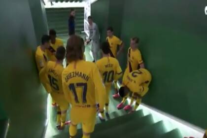 Messi trató de animar a sus compañeros durante el entretiempo del partido frente a Betis