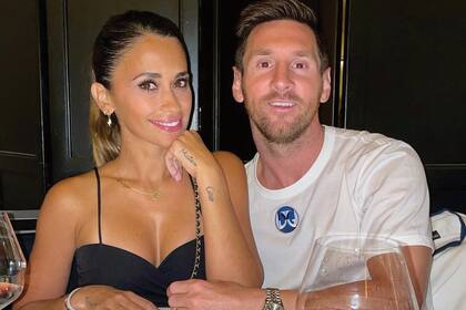 Messi volvió a París y se reencontró con su esposa