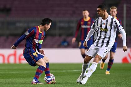 Messi y Cristiano, cara a cara en el Camp Nou.