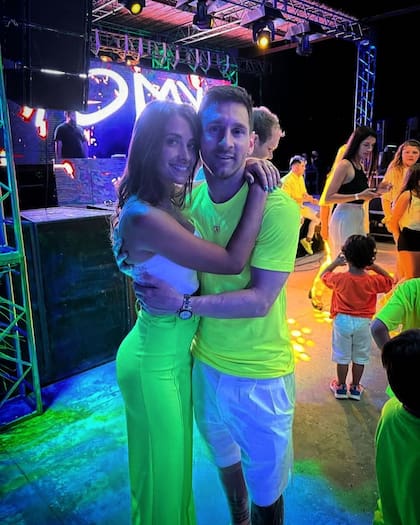 Messi y Antonela; de fondo, el escenario donde tocaron "Los Palmeras"; a su costado, Ciro se toma la cabeza