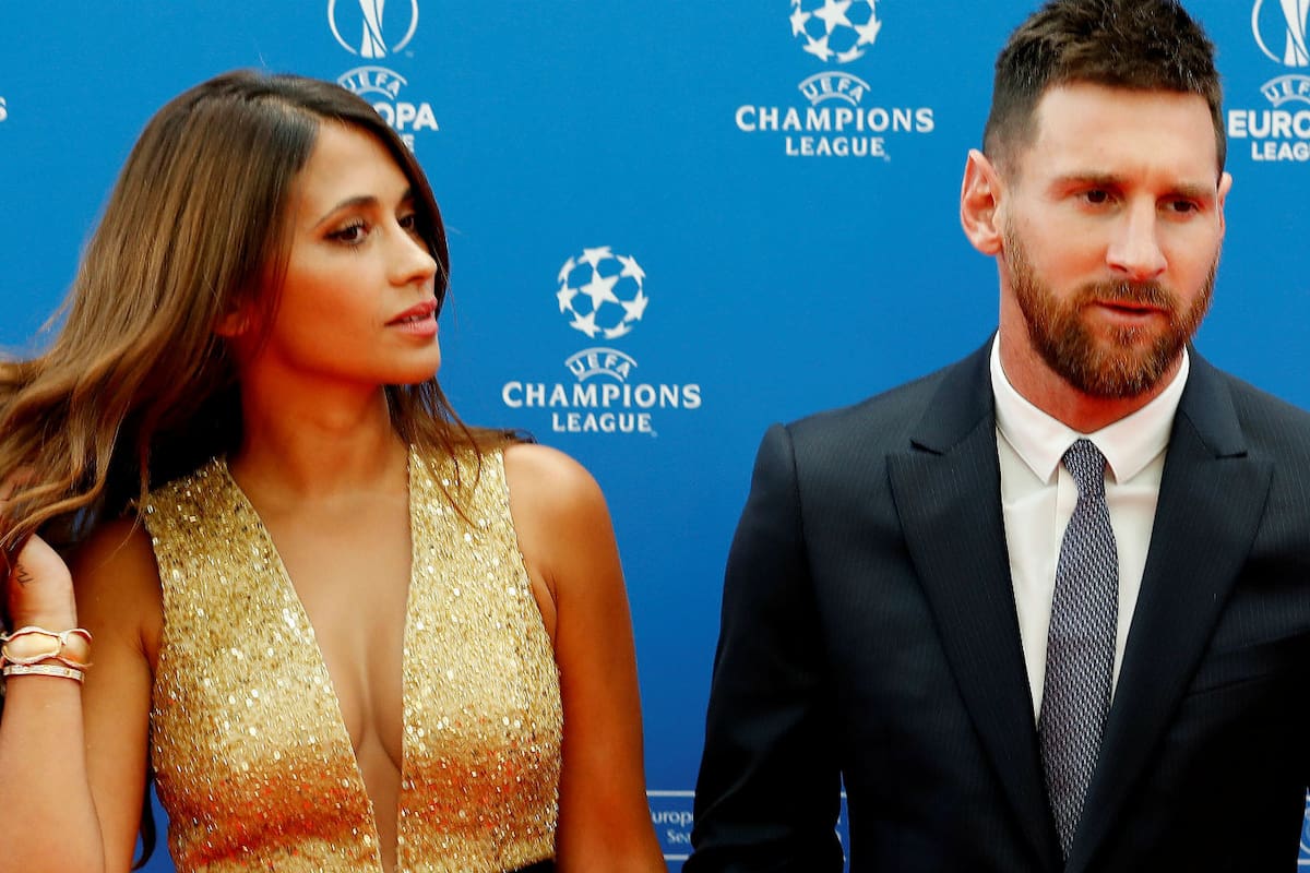 Messi y Antonela, en la previa de la gala de la UEFA: Leo se presentó con un look formal, a diferencia de sus presencias en las ceremonias de la FIFA